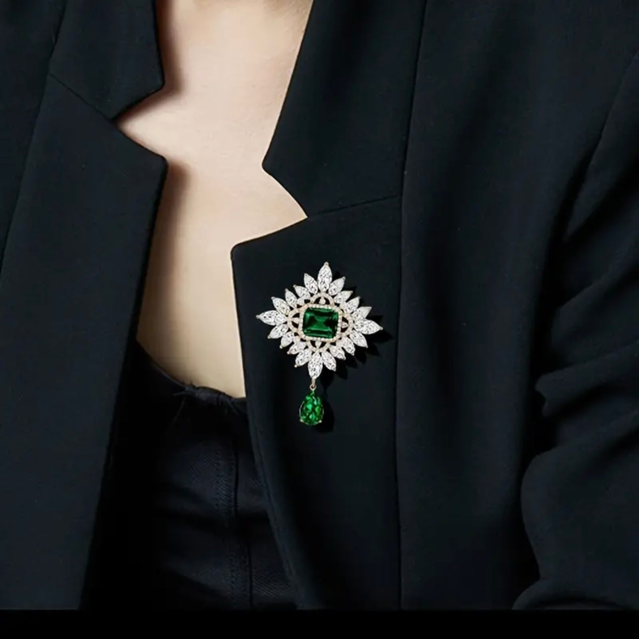 Green Royal Court Brooch Pin