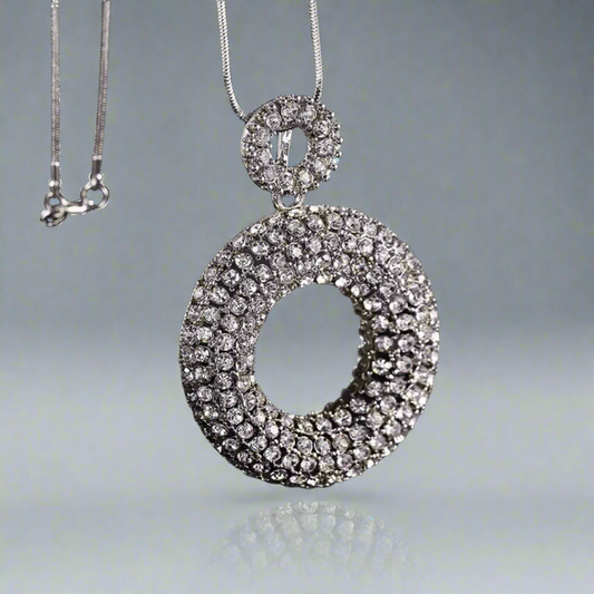 Glamorous Circles Pendant Necklace