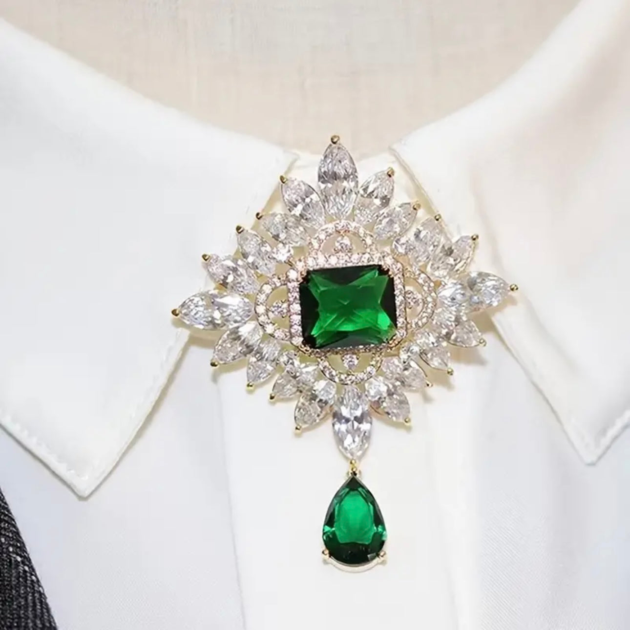 Green Royal Court Brooch Pin